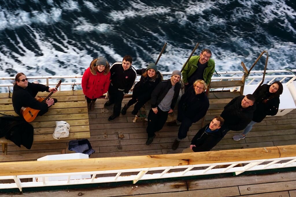 Das wissenschaftliche Team, 10 Personen, hat sich zum Gruppenfoto an der der Dana versammelt.